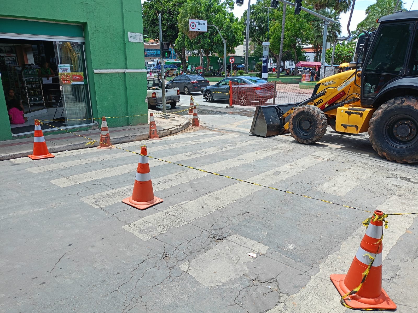 Rua de lojas no Centro de Cuiabá é interditada após rompimento de adutora