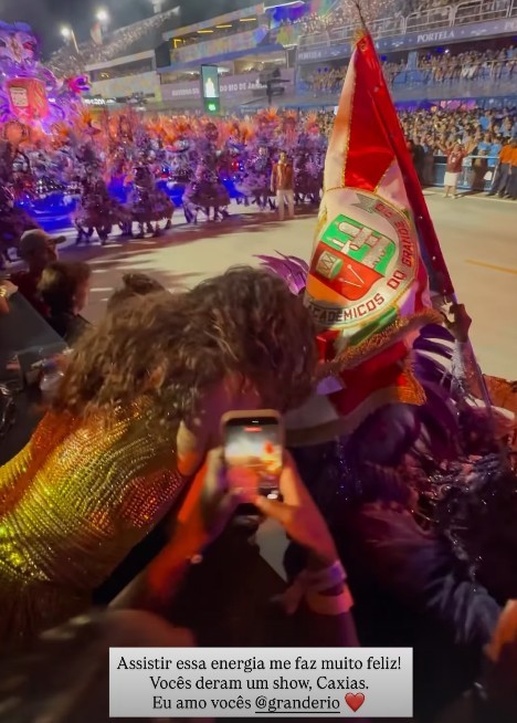 VÍDEO: mestre-sala e porta-bandeira da Grande Rio levam estandarte até Paolla Oliveira durante desfile na Sapucaí