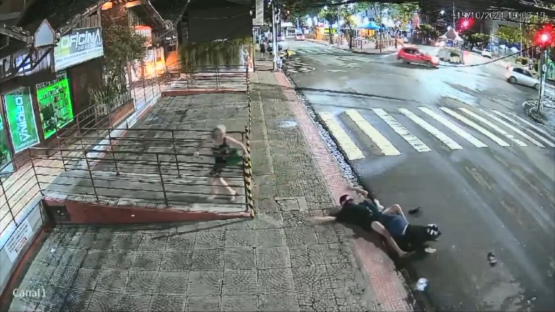 VÍDEO: motociclistas batem de frente e quase atingem pedestre na calçada no ES