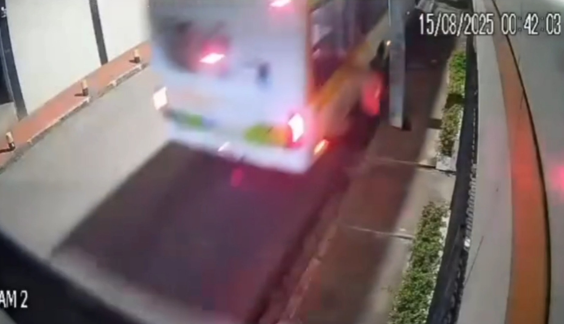 VÍDEO: jovem bate em poste ao pegar 'bigu' em ônibus e fica ferido, em Olinda