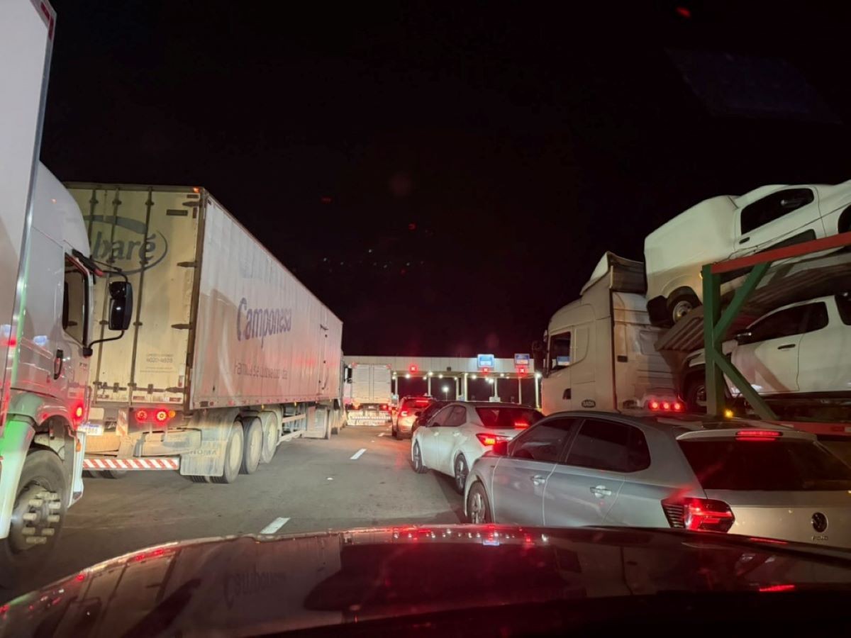 Falta de energia provoca congestionamento na praça de pedágio da BR-262 em Pará de Minas