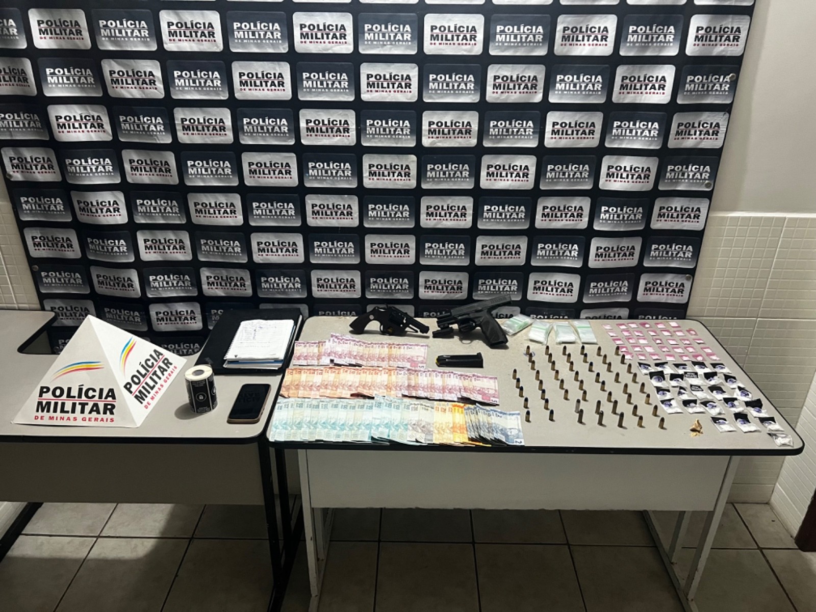 Homem é preso com armas, drogas e mais de R$ 2,6 mil em dinheiro após ser flagrado com pistola escondida no carro em Aimorés
