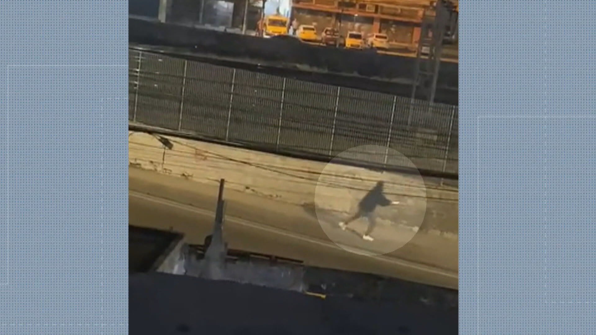 Vídeo mostra homem encapuzado atirando contra torcedores do Vasco; um homem morreu