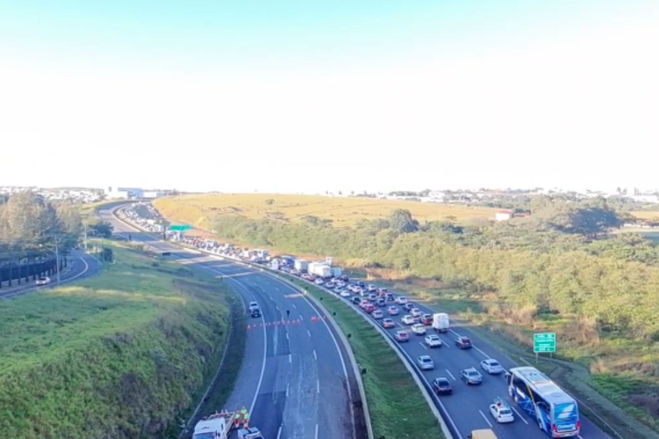 Caminhão carregado com madeira triturada tomba e bloqueia trecho da Rodovia Campinas-Mogi