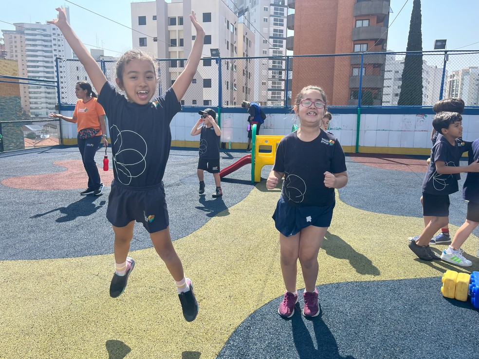 Crianças brincam na hora do recreio na Escola Tarsila do Amaral, onde celulares são vetados — Foto: Luiza Tenente/g1