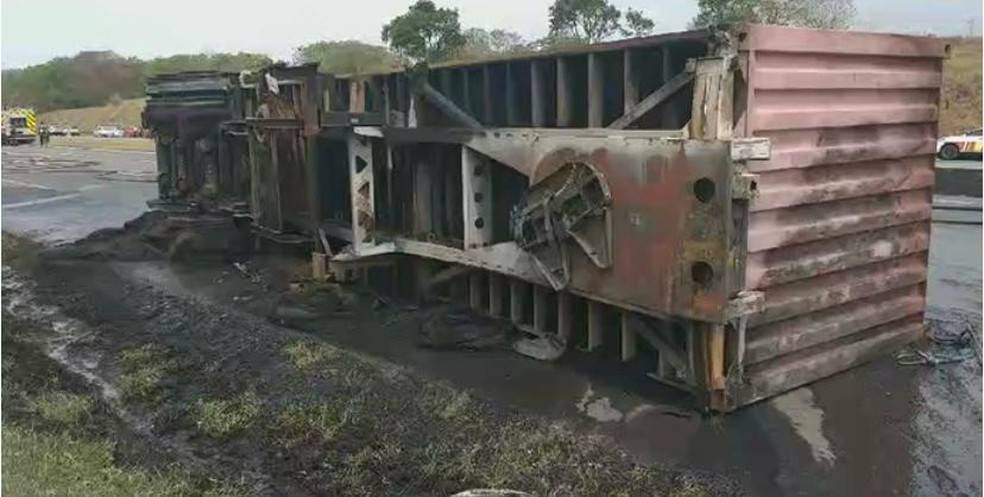 Carreta tombou na Rodovia dos Bandeirantes — Foto: Edijan Del Santo/ EPTV