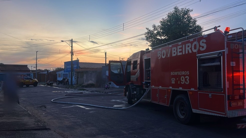Incêndio aconteceu em casa na região norte de Palmas — Foto: Ana Paula Rehbein/TV Anhanguera