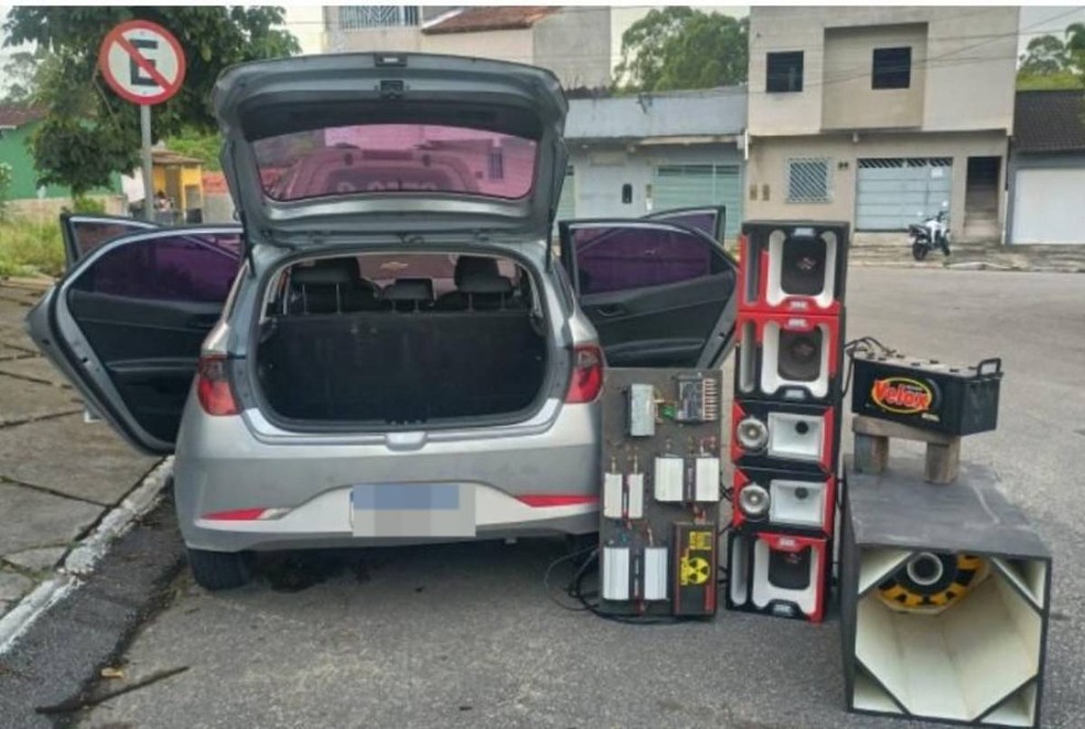 Denúncia de som alto termina com apreensão de arma, drogas e quantia de dinheiro em espécie na Bahia — Foto: 28ºBPM/PM-BA