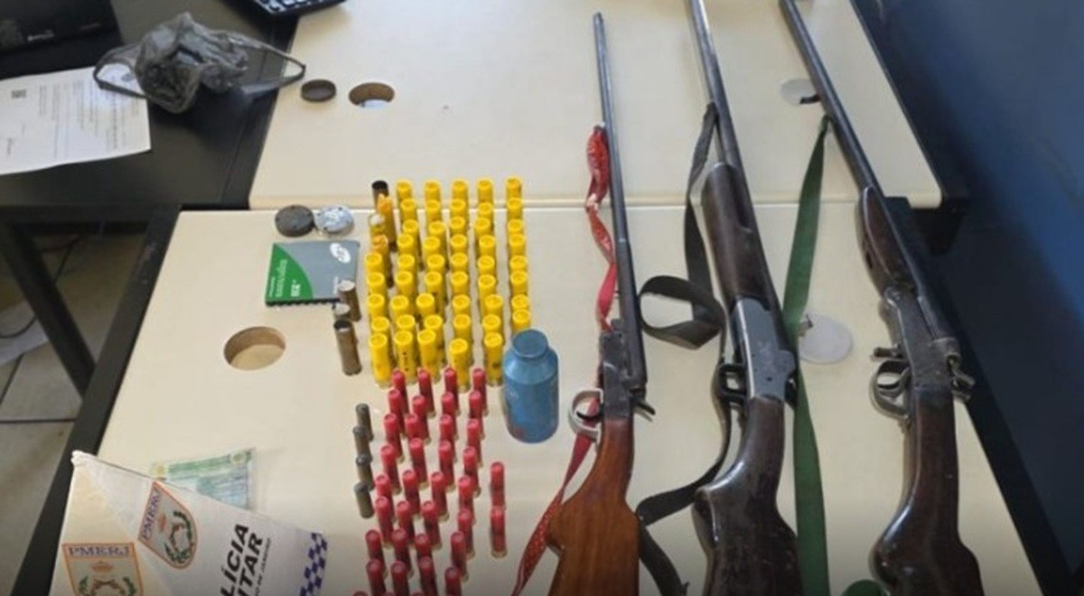 Homem é preso após agredir mulher e manter armas em casa em Campos