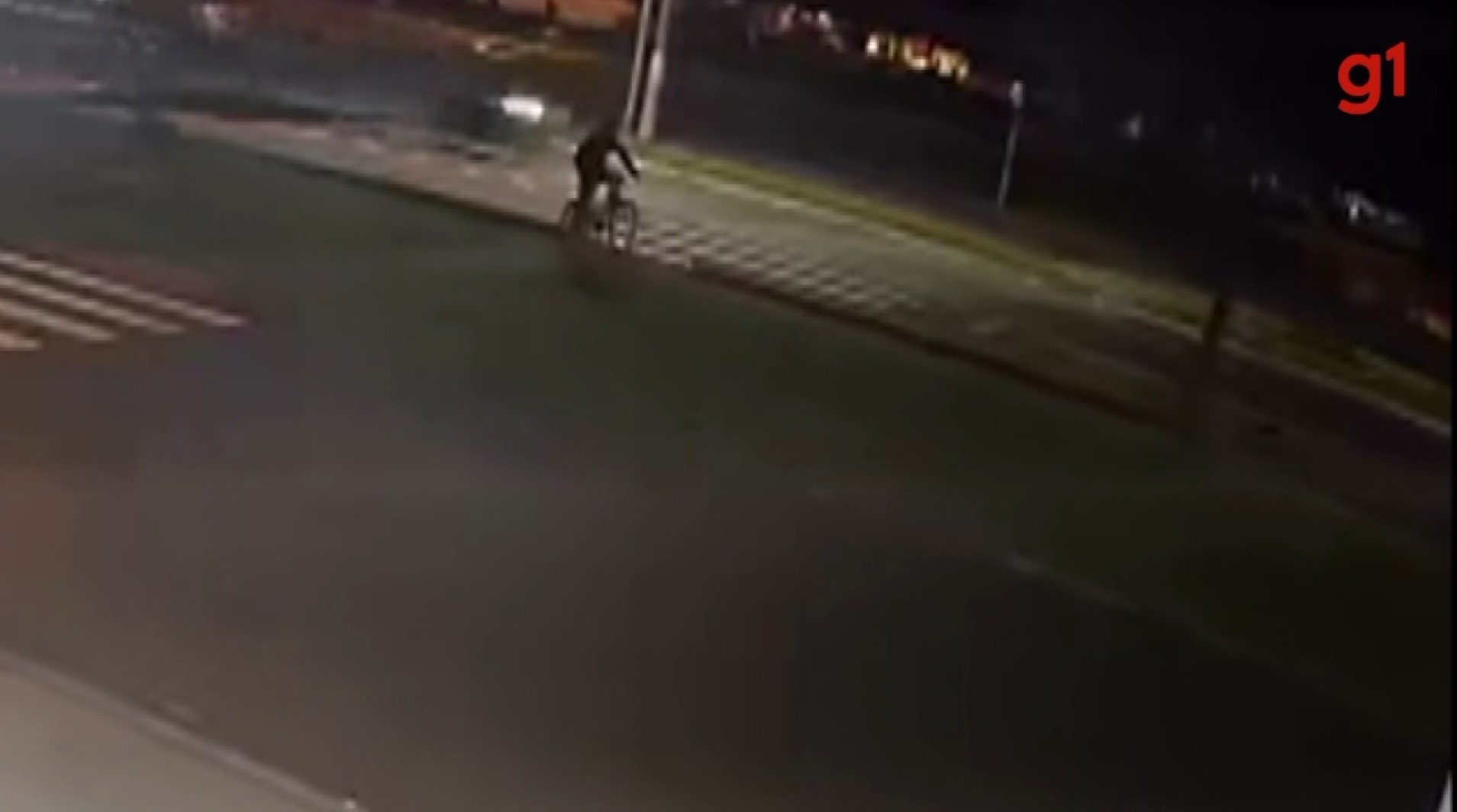VÍDEO: Câmera flagra atropelamento de ciclista de 18 anos no interior de SP; vítima morreu e motorista fugiu