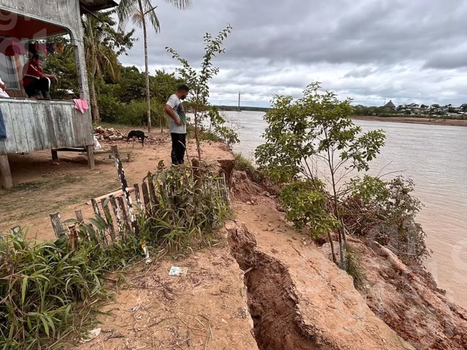 Famílias são retiradas de casa após desbarrancamento às margens de rio no interior do Acre