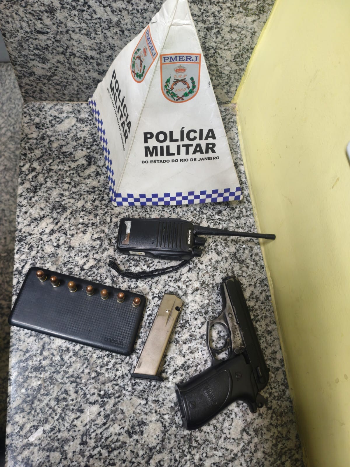 Jovem é preso e adolescente apreendido com pistola em Paracambi
