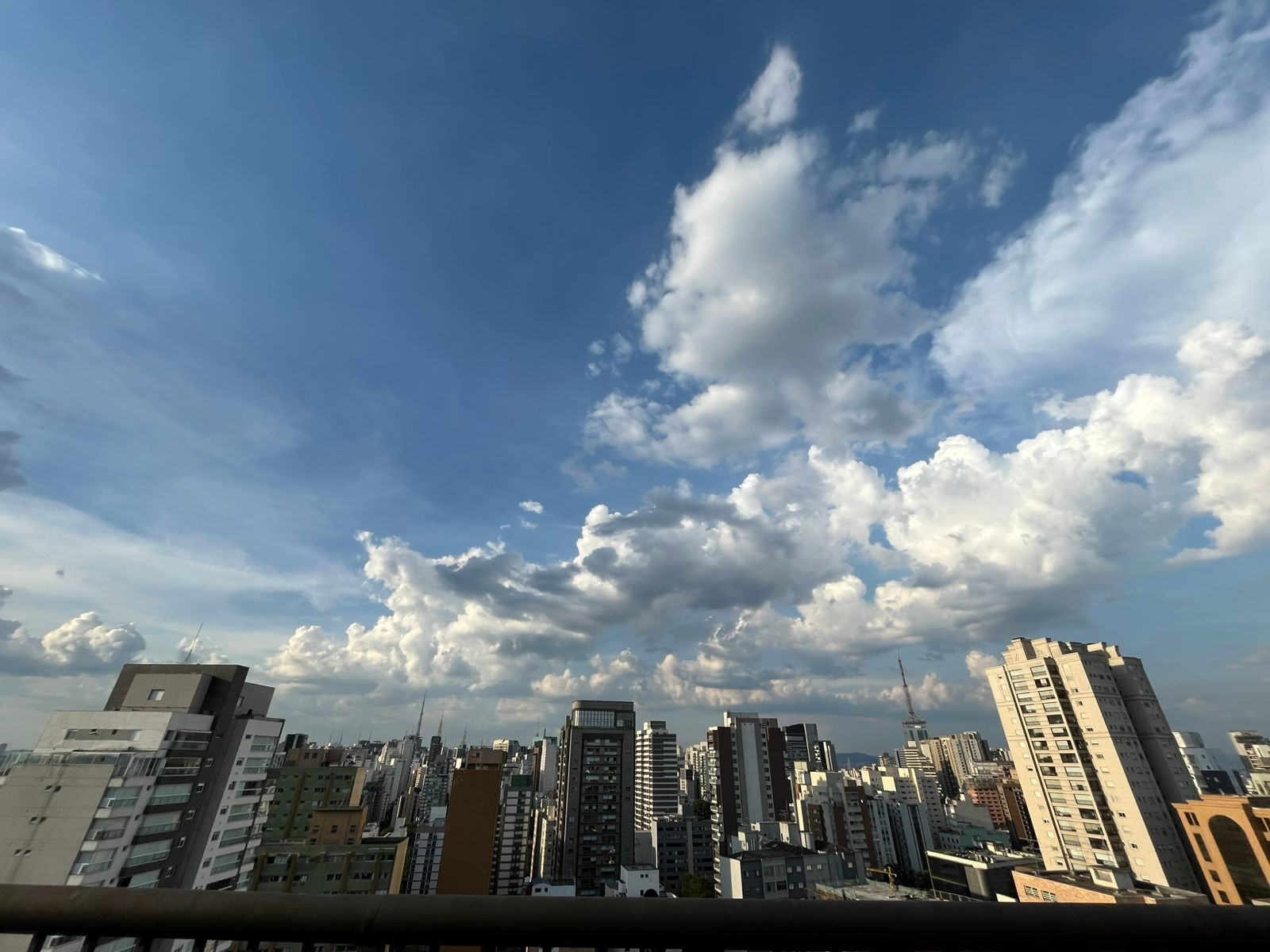Calor continua e fim de semana em SP terá pancadas de chuva à tarde e à noite