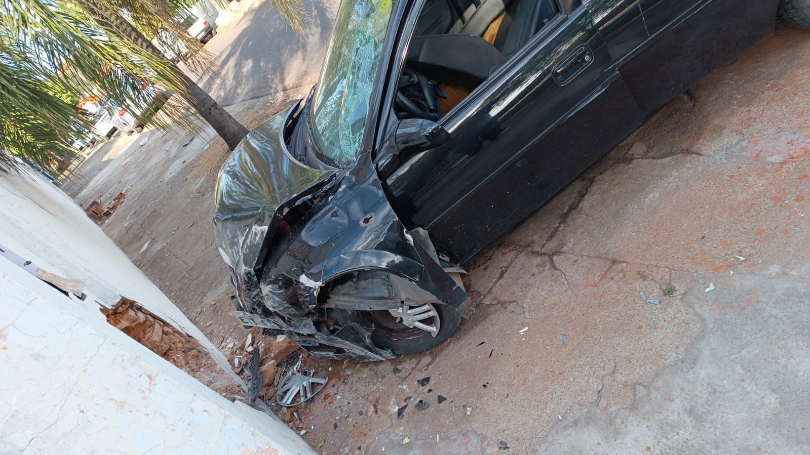 Carro colide contra muro no cruzamento da Rua Júlio Prestes com a Avenida Ademar de Barros, em Presidente Prudente