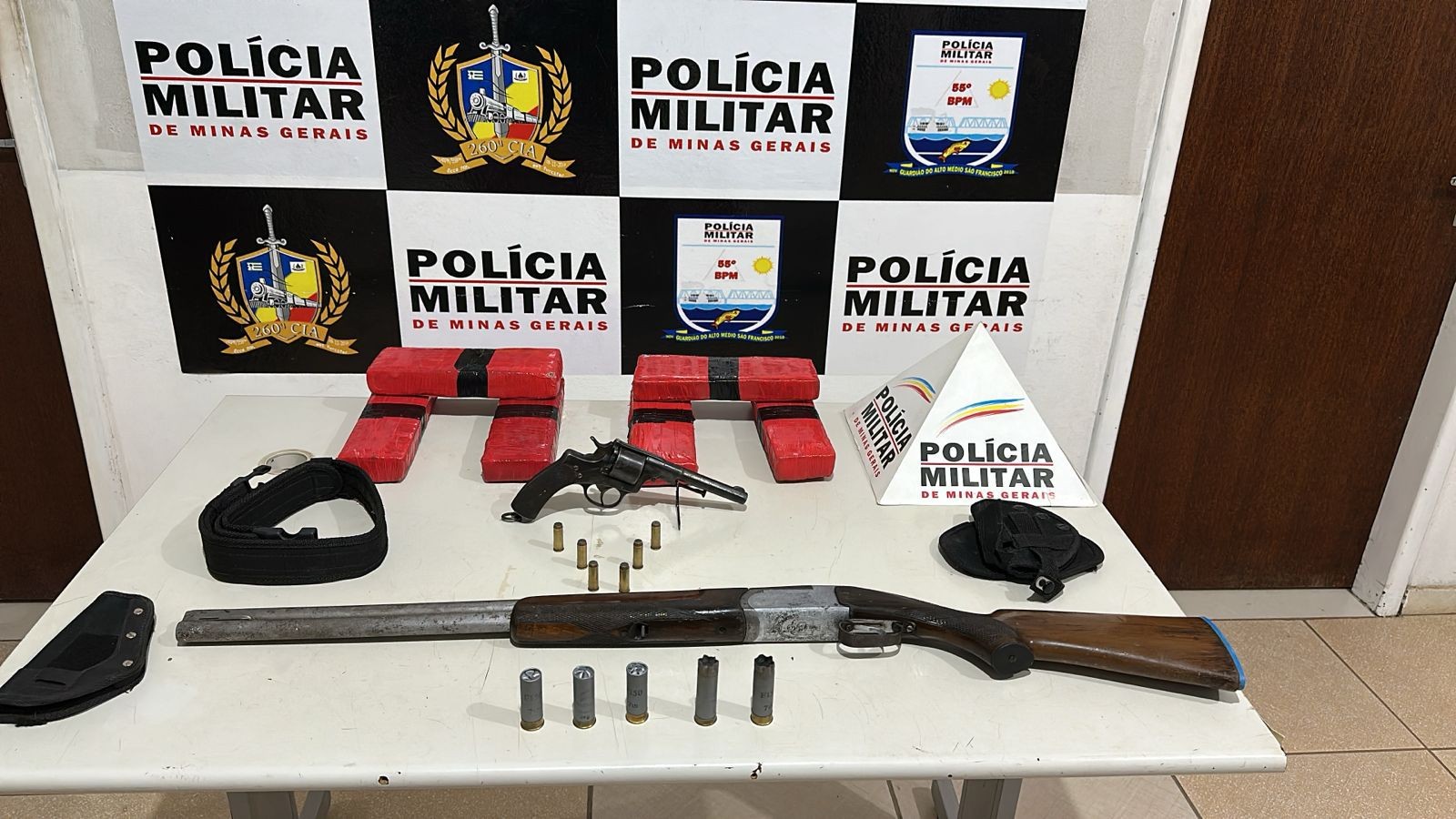 PM apreende maconha e armas após mulher afirmar que foi ameaçada e teve a casa furtada pelo namorado
