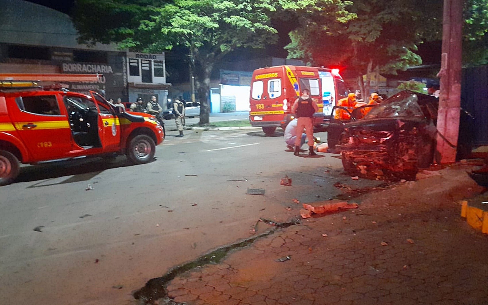Homem morre e três ficam feridos após carro bater em poste em Alfenas