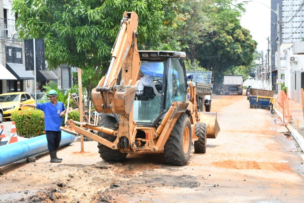 Obra de drenagem do Largo do Atheneu está sendo realizada na Rua Seridó, em Petrópolis — Foto: Foto: Alex Regis