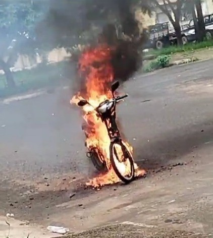 Mulher se assusta com curto-circuito em bicicleta elétrica e salta antes de veículo ser consumido pelas chamas