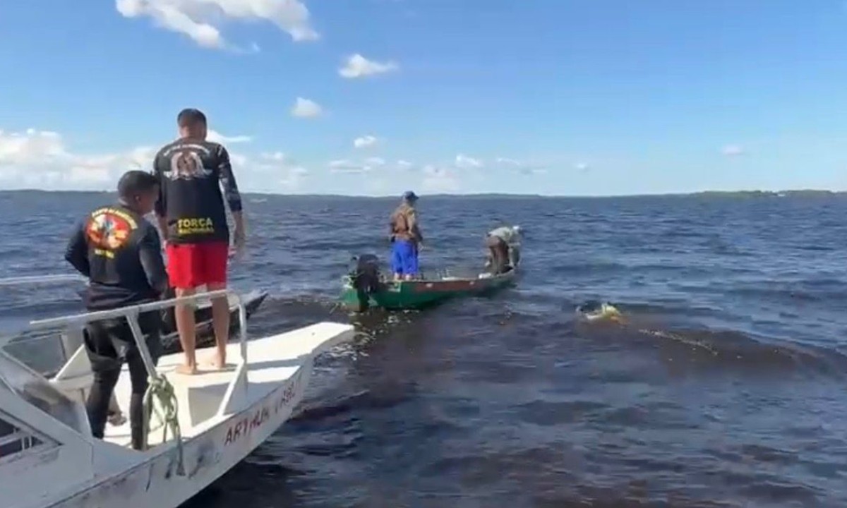 Após naufrágio no interior do Amazonas, Marinha e Bombeiros seguem nas buscas por desaparecido