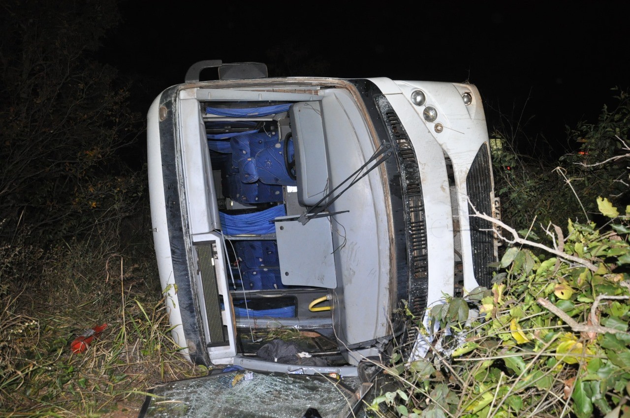 Ônibus com adolescentes de equipe de vôlei tomba após motorista passar mal