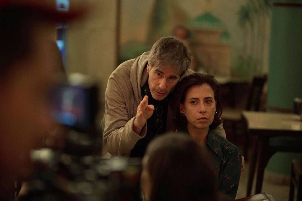 Walter Salles e Fernanda Torres nos bastidores de 'Ainda estou aqui' — Foto: Divulgação