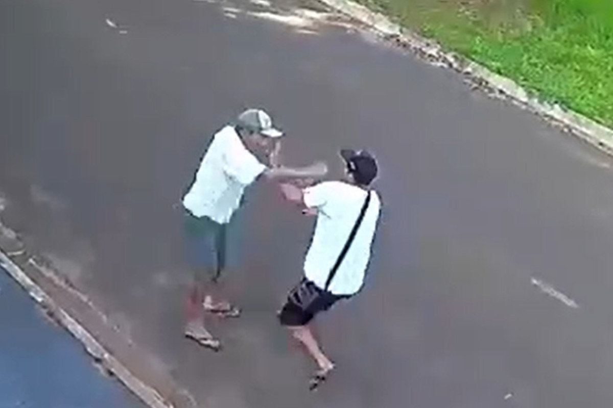 VÍDEO: casal agride idoso e rouba sacola de compras no meio da rua em MS; suspeitos são liberados