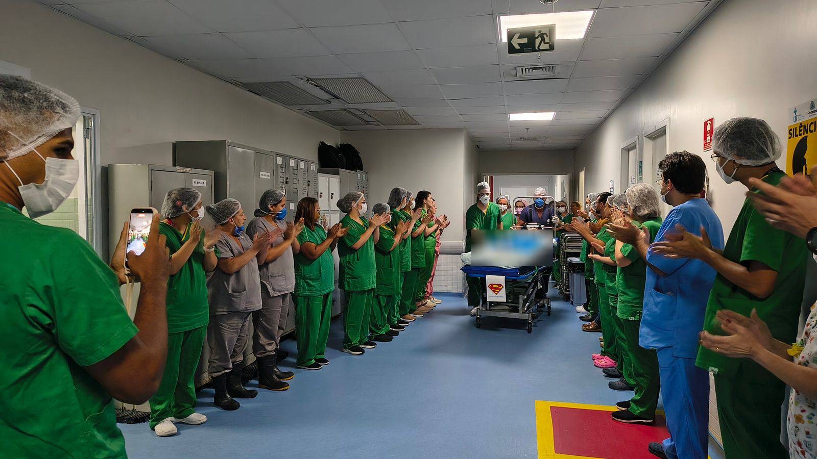 Mãe de garoto que morreu após cair dando grau em moto diz 'estar em paz' por doar órgãos do filho