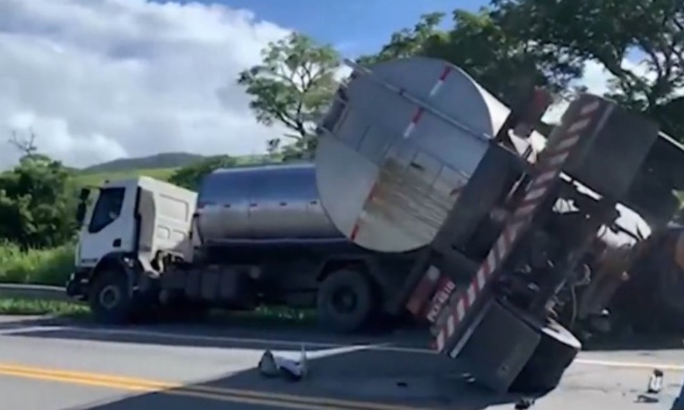 Carreta bateu em proteção de estrada após sair da pista na Bahia — Foto: Reprodução/TV Oeste