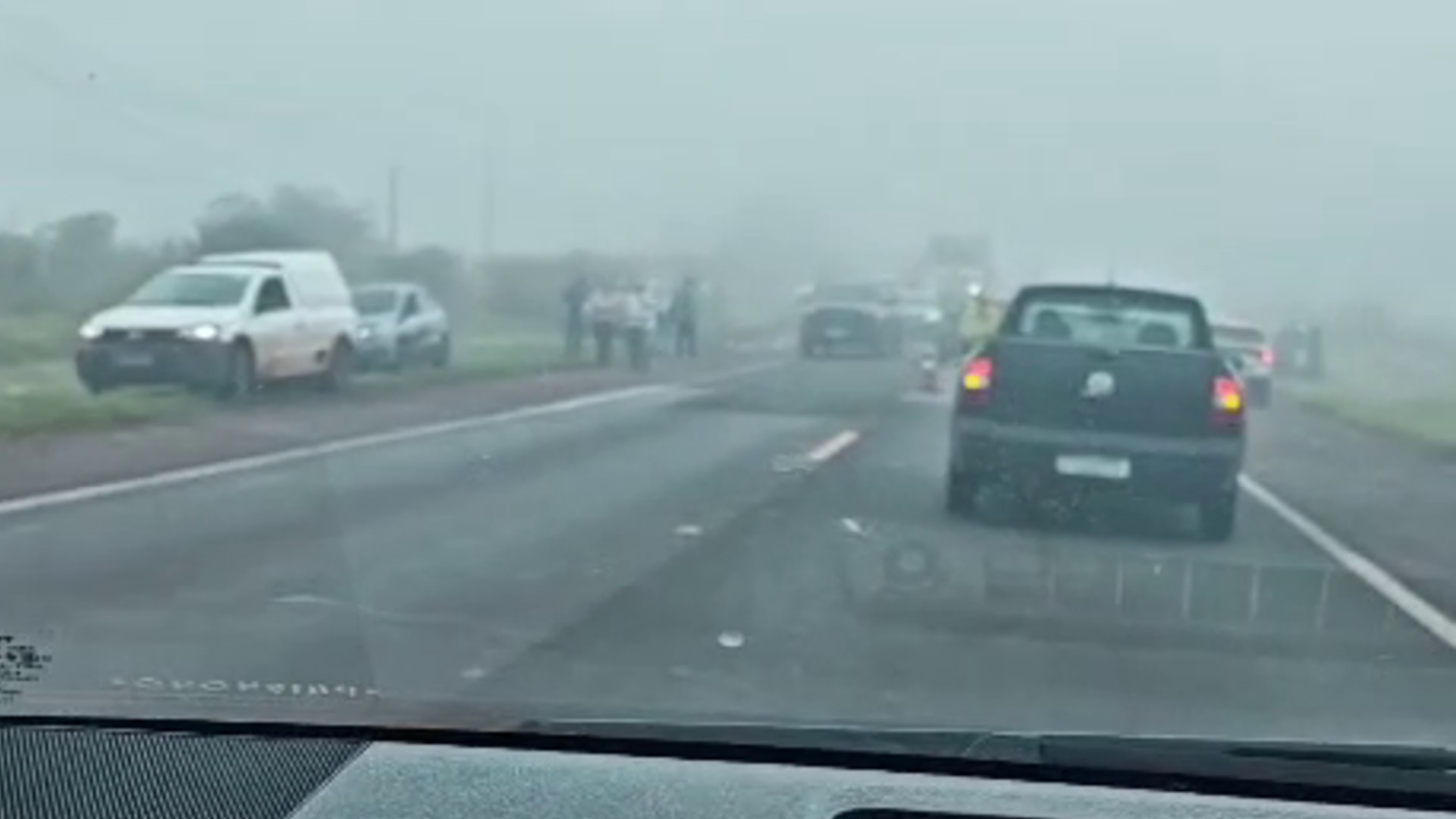 Carro capota ao bater de frente contra veículo em rodovia de Itaí
