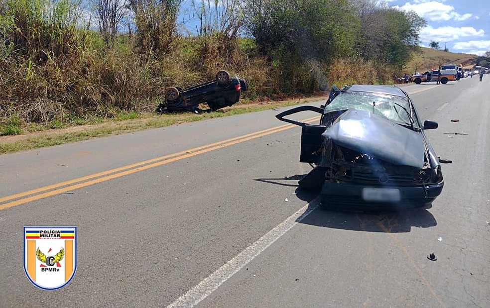 Três pessoas ficaram feridas após acidente entre dois carros na MG-184, em Areado, MG — Foto: Polícia Militar Rodoviária