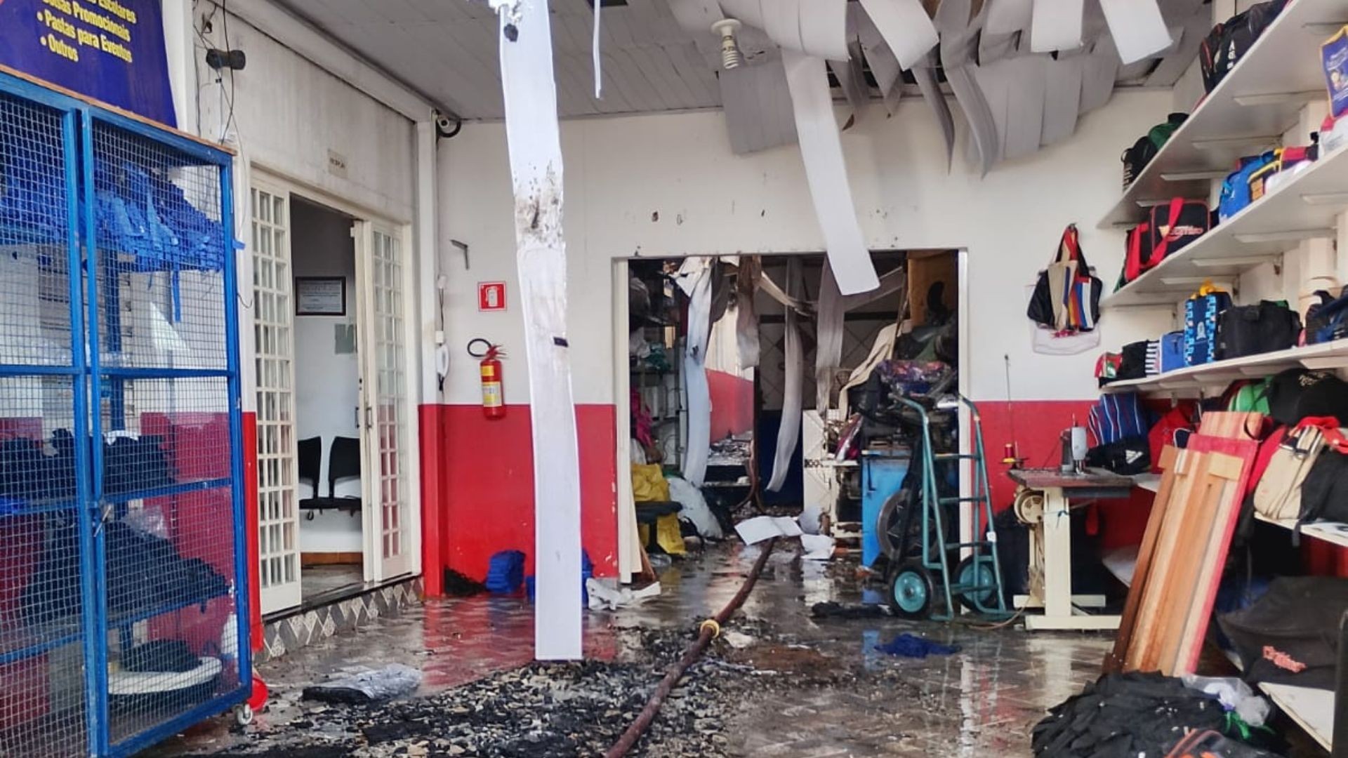 Incêndio atinge fábrica de bolsas após explosões durante a madrugada em Uberlândia