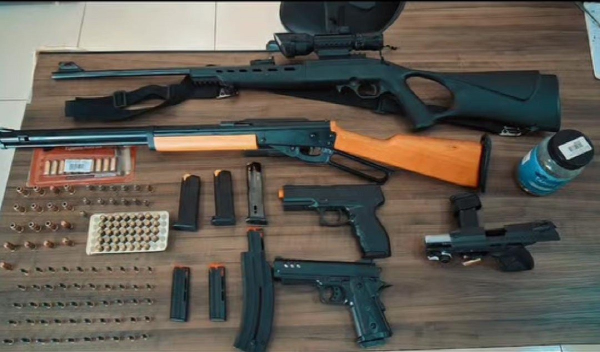 Polícia apreende arsenal com mais de 260 munições e diversas armas após denúncia de dano no interior de SP