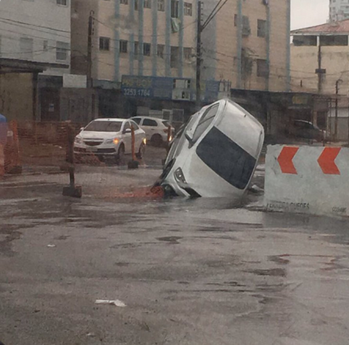 Carro Cai Em Buraco De Obra Na Avenida Aguanambi Ceará G1 