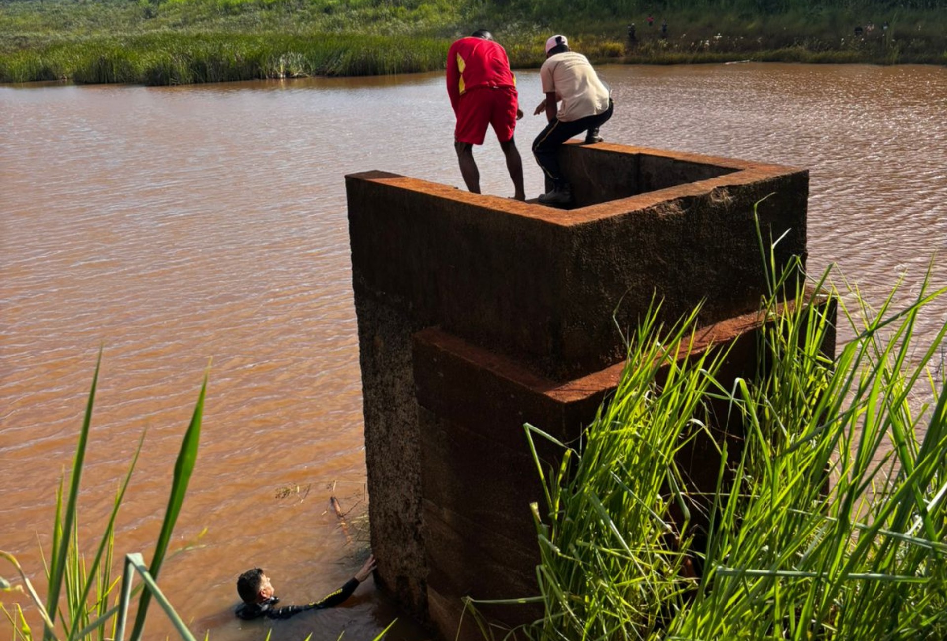 Estudante de 14 anos morre após dar salto mortal de estrutura de concreto em represa de MS