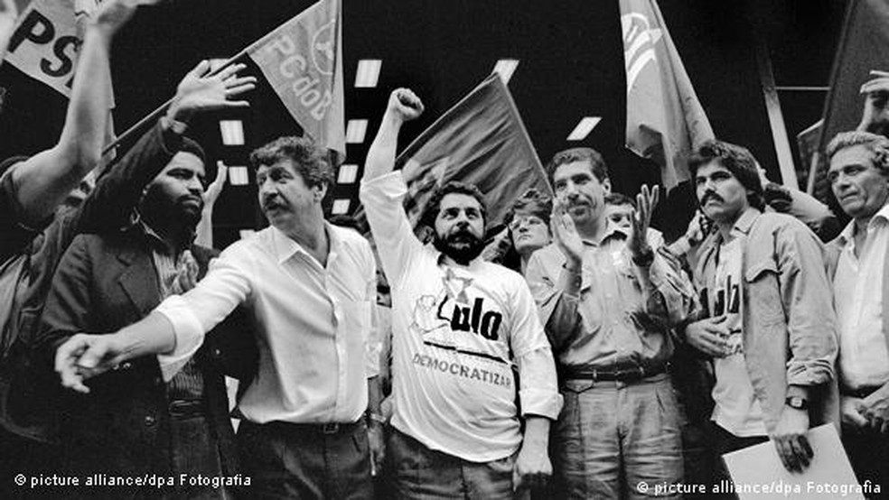 Lula durante a Assembleia Nacional Constituinte, que redigiu a Constituição de 198 — Foto: picture alliance/dpa Fotografia