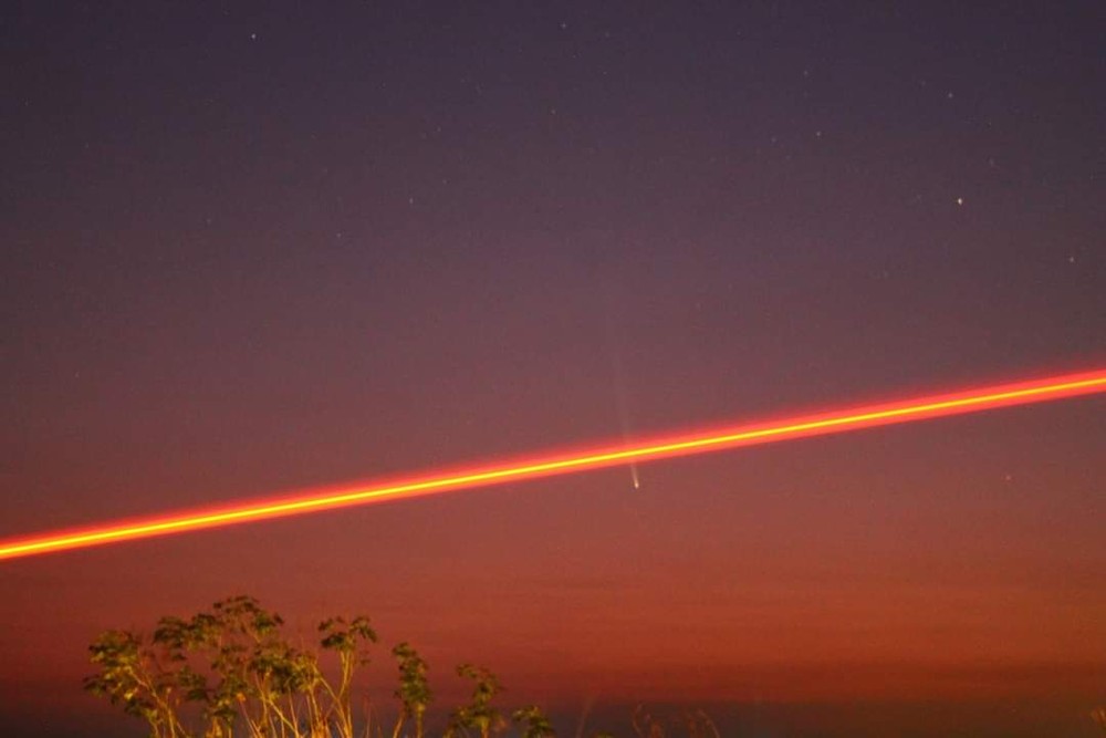 Astrônomo amador registra foto de 'Cometa do Século' durante passagem de avião no céu no interior de SP