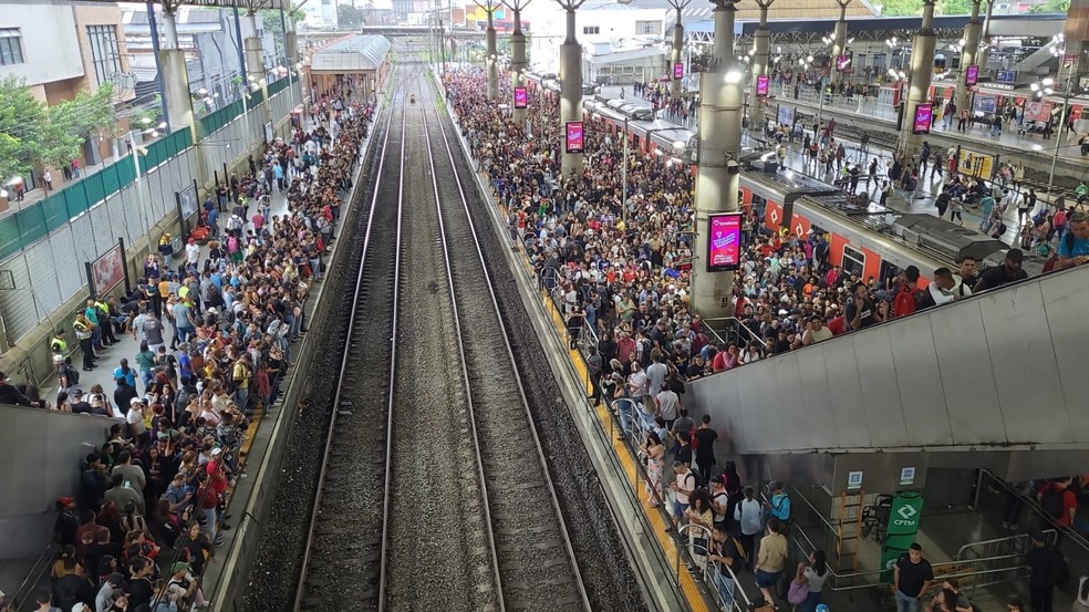 Passageiros descem em trilho de trem após falha de energia interromper  circulação na Linha 11-Coral da CPTM, São Paulo