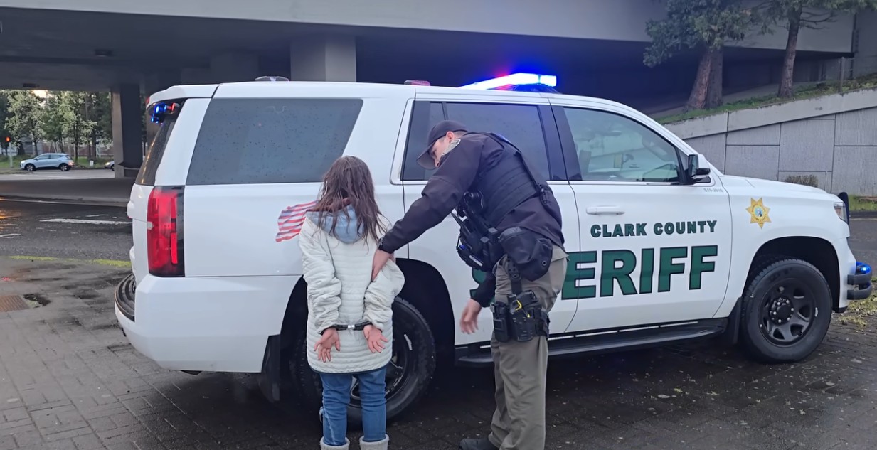 É #FAKE que vídeo mostre 'criança imigrante de 6 anos' sendo algemada e detida nos EUA; trata-se de uma americana adulta