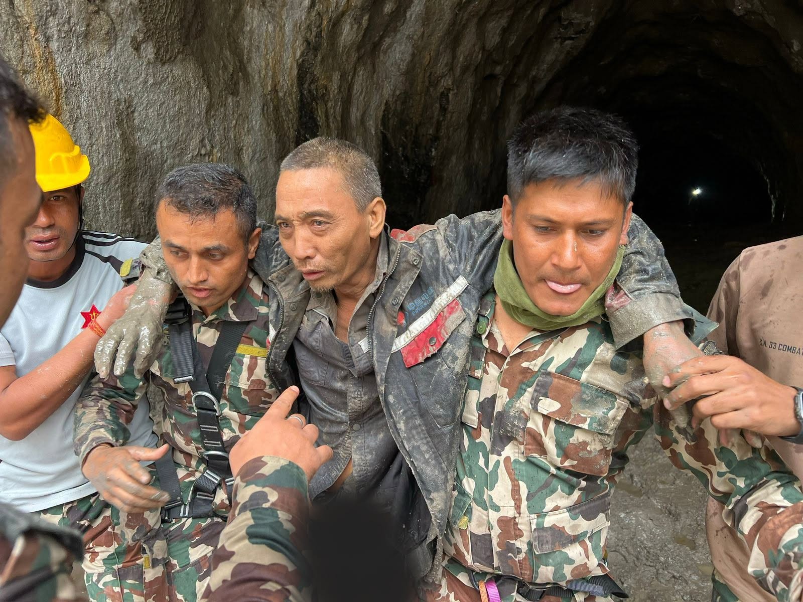 Mulher e cidadão chinês são resgatados com vida 10 dias após avalanche no Nepal