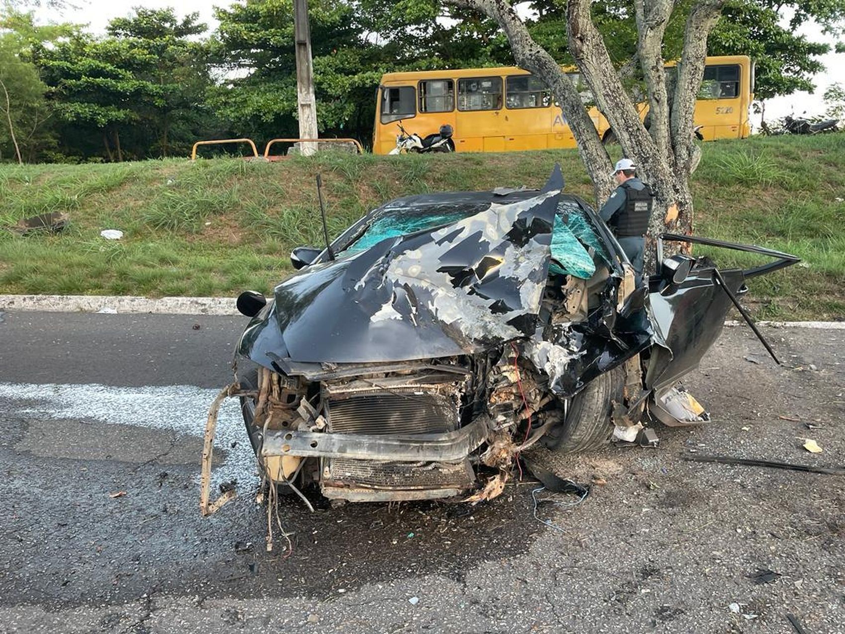 Duas pessoas ficam feridas após carro bater em árvore em Aracaju
