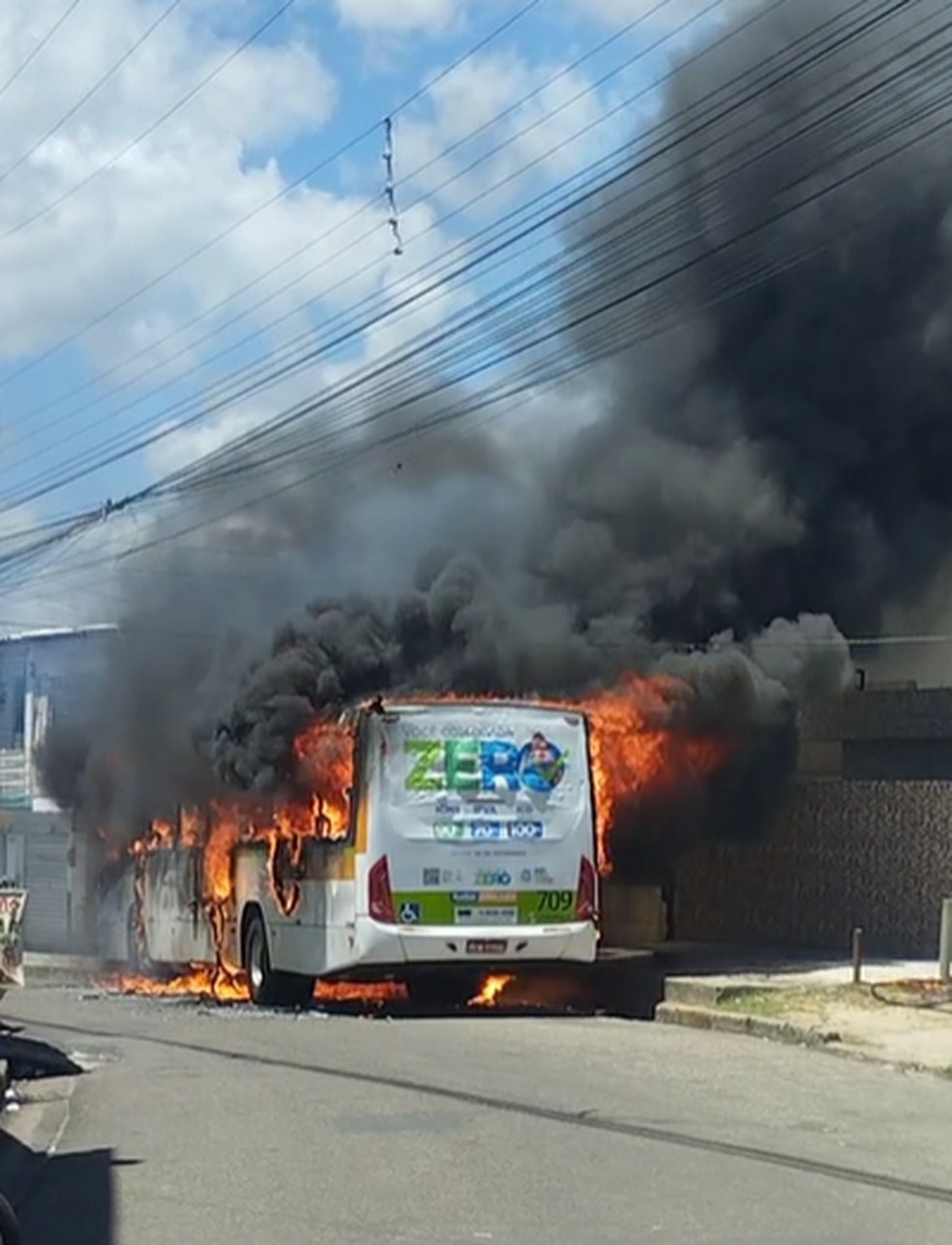 Ônibus foi incendiado no Alto José Bonifácio, na Zona Norte do Recife — Foto: Reprodução/WhatsApp