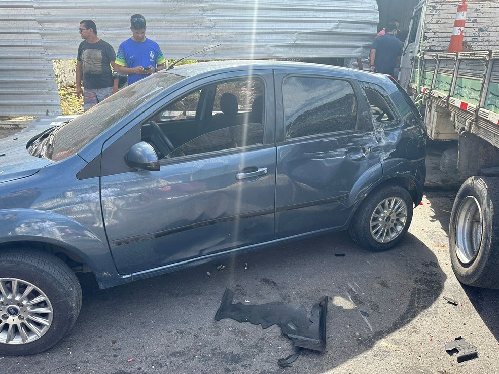 Segundo o DMTT, ao menos 8 veículos foram atingidos pelo caminhão desgovernado — Foto: Nick Marone/TV Gazeta