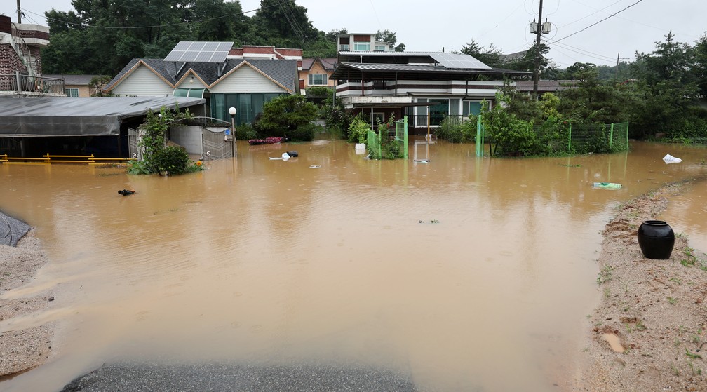 Casas ficaram parcialmente submersas após transbordamento de rio provocado pela chuva em Cheongju, na Coreia do Sul  — Foto: Yonhap/via Reuters