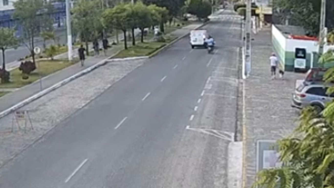 Motociclista morre após colidir em ambulância em Santa Cruz do Capibaribe; VÍDEO