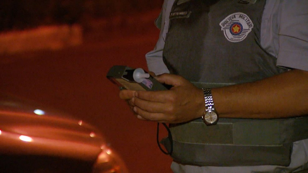 Policial segura aparelho usado para realizar o teste do etilômetro — Foto: Reprodução/EPTV