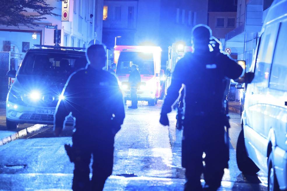 Policiais fazem buscas por agressor em Solinger, na Alemanha, em 23 de agosto de 2024 — Foto: Gianni Gattus/DPA via AP