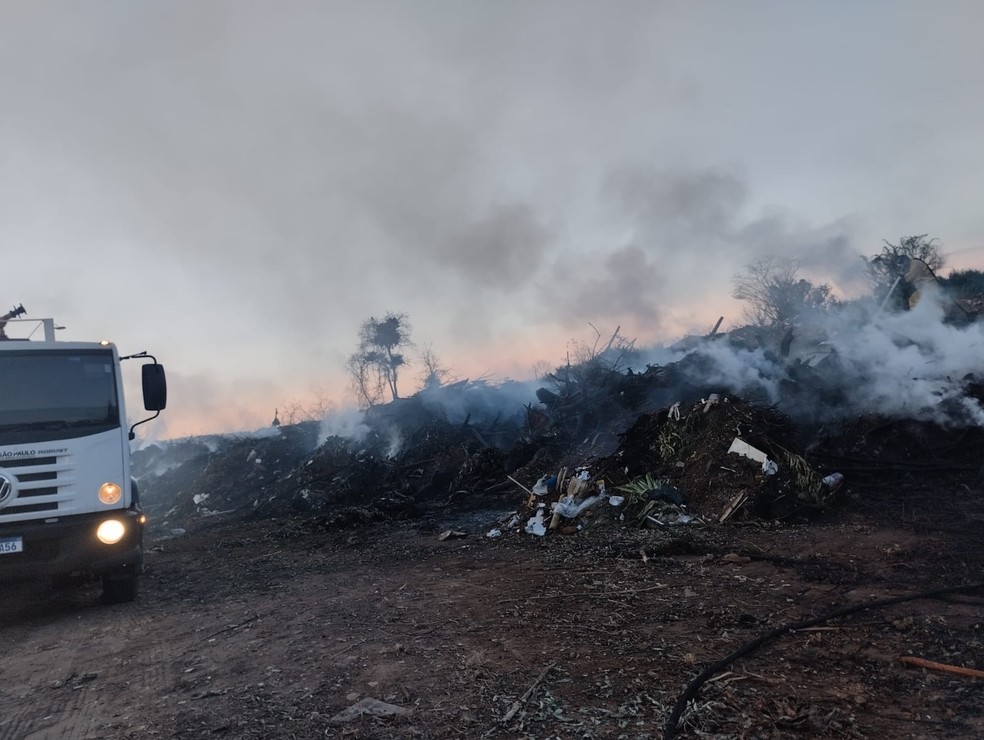 Incêndio atingiu Ecoponto Municipal de Osvaldo Cruz (SP) — Foto: Defesa Civil