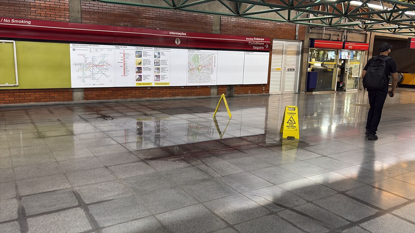 VÍDEO: Estação Pedro II do Metrô tem goteiras e alagamentos após chuva com ventos e granizo em SP