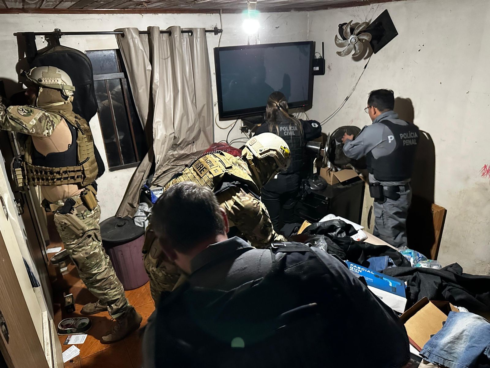 Polícia mira grupo suspeito de crimes dentro de presídio da Grande Curitiba; policial penal recebia propina para inserir celulares na penitenciária, diz investigação