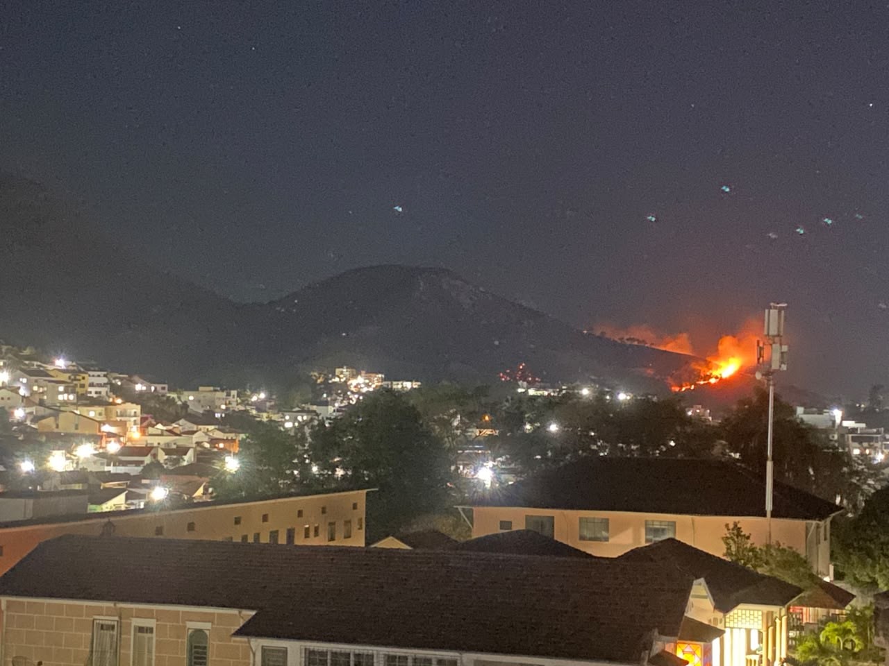 Incêndio atinge Serra dos Mascates, em Valença